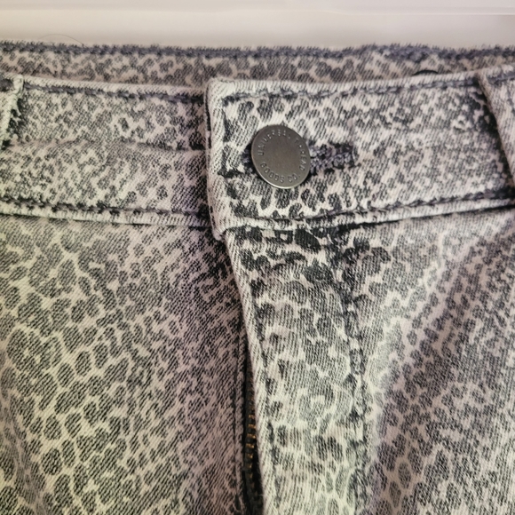 Universal Thread Ladies Size 10 Gray Snake Skin High-Rise Stretch Skinny Jeans - Picture 8 of 14